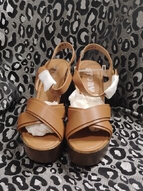 Glory Women's Tan Platform Sandals